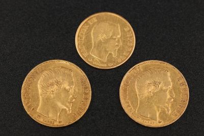 three gold sovereigns, one of which has a head of a woman and one of which is a man
