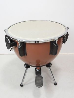 une image montrant un gros plan d'une timbale posée sur un support