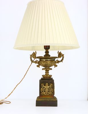 une lampe posée sur une table et munie d'un abat-jour