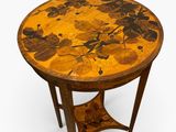une table ronde dont le plateau est orné d'un motif floral