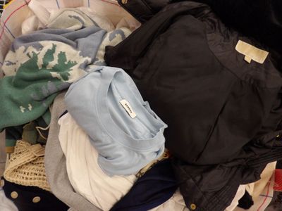 une pile de vêtements sur un lit