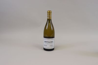 une bouteille de vin à côté d'un verre de vin