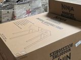 de nombreux cartons empilés les uns sur les autres dans un entrepôt
