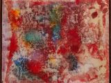 une peinture abstraite aux couleurs rouge, jaune, bleue et verte