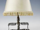 une lampe à l'ancienne surmontée d'un abat-jour blanc