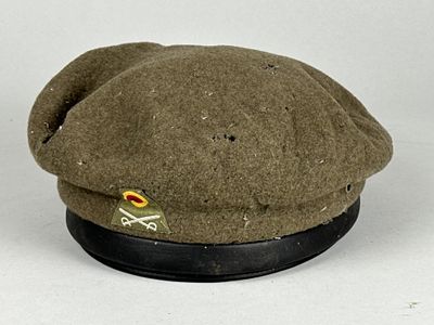 un chapeau marron orné d'un crâne et d'os croisés