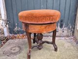 un petit tabouret posé sur un sol en béton