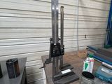 une machine posée sur une table dans un garage