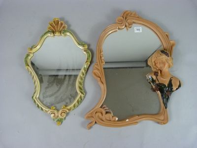 deux miroirs posés sur une table