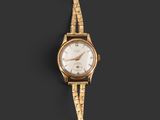 une montre-bracelet pour femme en or 18 carats avec un cadran blanc