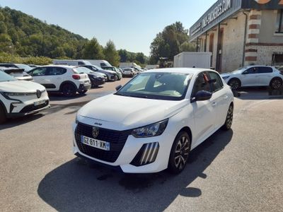 une voiture blanche garée devant un bâtiment