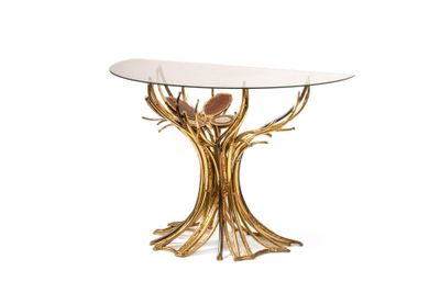 une table en feuille d'or avec un plateau en verre sur fond blanc
