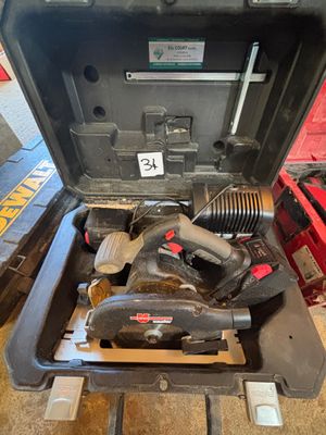 une image représentant une boîte à outils contenant des outils