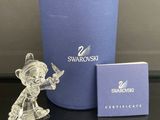 figurine en cristal représentant une petite fille avec une boîte bleue