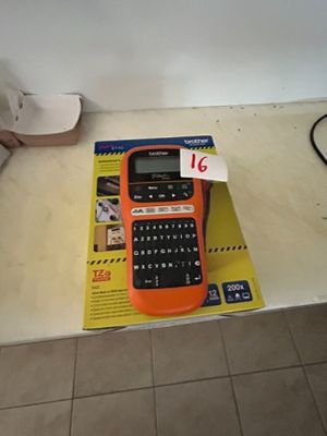 une calculatrice orange et noire posée sur une boîte