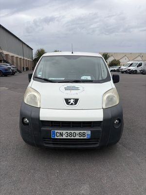 la photo d'une camionnette blanche garée sur un parking