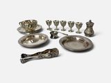 un assortiment d'argenterie comprenant un bol, une cuillère et d'autres objets