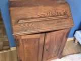 un petit bureau en bois avec un tiroir en dessous