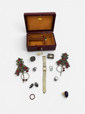 un assortiment de bijoux comprenant une montre, un bracelet, une bague et d'autres articles