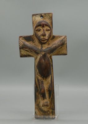 une image représentant une croix en bois sur laquelle est représenté un visage