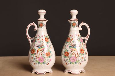 deux vases posés sur une table, sur fond noir