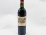 une bouteille de vin posée sur une table