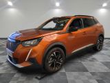 un SUV orange garé sur un sol à damier dans un garage