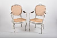 Paire de fauteuils en bois relaqué blanc, le dossier en form…