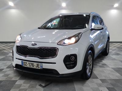 la voiture blanche est garée dans le garage sur le sol en damier