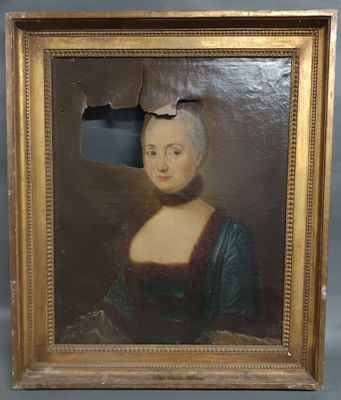 un vieux tableau représentant une femme en robe verte avec un oiseau sur la tête
