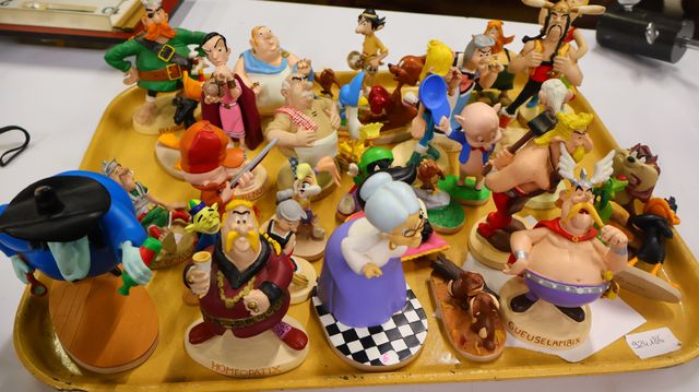 Lot de 34 figurines personnages de BD ou dessins animés ( Playsto...