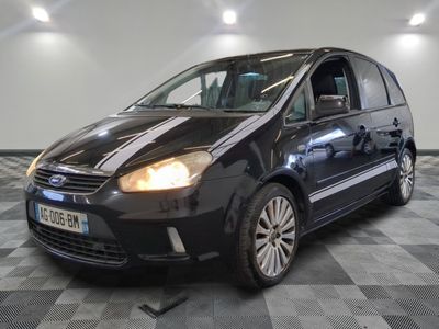 la photo d'une petite voiture noire garée dans un garage