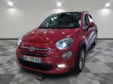 la petite voiture rouge est garée dans une grande pièce