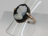 une image d'une bague ornée d'un camée en noir et blanc