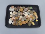 un plateau noir rempli d'une multitude de pièces, posé sur une table