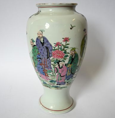 un vase blanc orné d'une peinture représentant des personnes