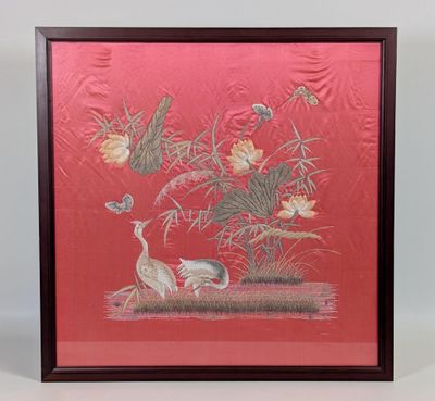 Peinture chinoise sur soie représentant des grues et des fleurs sur fond rouge
