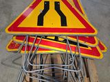 une pile de panneaux de signalisation sur une palette dans un entrepôt