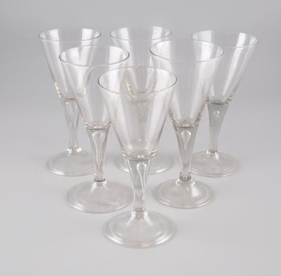 six verres à vin transparents empilés les uns sur les autres sur une table