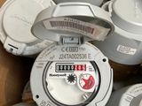 une boîte contenant toute une série de compteurs électriques de différents types