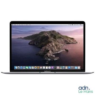 un ordinateur portable MacBook Pro d'Apple avec une montagne en arrière-plan