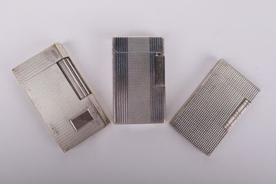 trois briquets argentés posés côte à côte sur une surface blanche