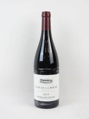 une bouteille de vin posée sur une table