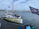 un voilier arborant un pavillon pirate