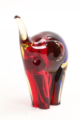 figurine d'éléphant en verre aux couleurs vives sur fond blanc