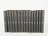 une pile de six livres à la couverture noire, empilés les uns sur les autres