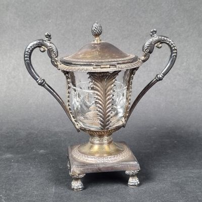 un trophée ancien en métal plaqué argent, muni d'un couvercle en verre et d'un socle en métal