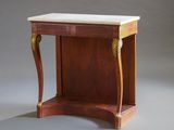 table d'appoint avec plateau en marbre et finitions en laiton