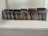 beaucoup de DVD sur l'étagère dans la pièce