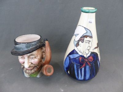 deux vases posés l'un à côté de l'autre sur une table